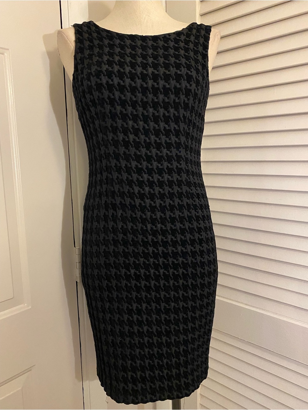Black Houndstooth "Albert Nipon" Wiggle Sheath dress- Size 8
